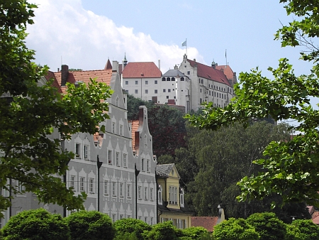 Zámek Trausnitz nad Landshutem na snímku z roku 2005 s modrobílou bavorskou vlajkou nad střechami