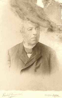Na poškozené, ale unikátní fotografii z vídeňského fotoateléru Rudolfa Krziwanka z května 1894, tedy 5 měsíců před smrtí