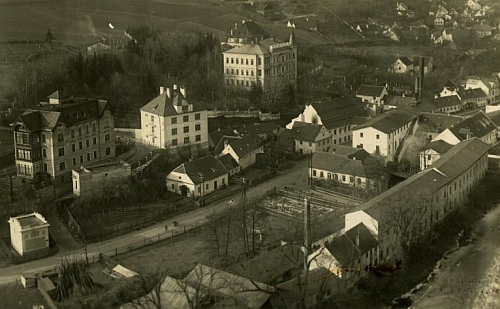 Na Wolfově pohlednici českokrumlovské místní části Schöntal je vila rodiny Spiro nahoře uprostřed (viz i Lazar Kraus), dole u řeky pak lze spatřit někdejší starou českokrumlovskou Spirovu papírnu