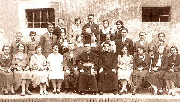 Na snímku z doby kolem roku 1933 je zachycen před farou v Soběslavi se členy místní organizace Sdružení katolické mládeže