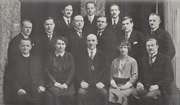 První zleva (s kolárkem) mezi kolegy v učitelském sboru soběslavského učitelského ústavu v roce 1930