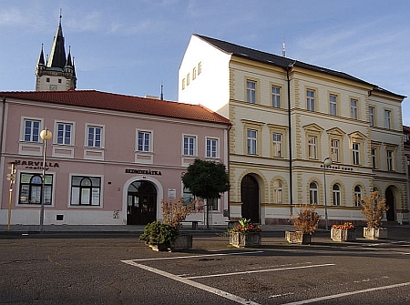 Rodný dům čp. 70 na dnešním Náměstí Republiky v Tachově je ten vlevo vedle budovy soudu