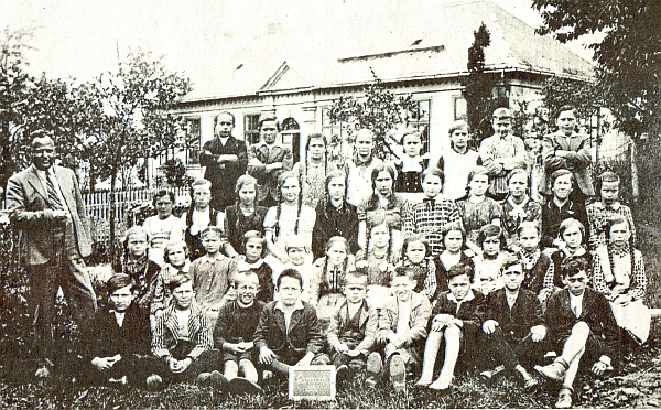Se žáky německé obecné školy v Jadruži roku 1938 se školní budovou v pozadí