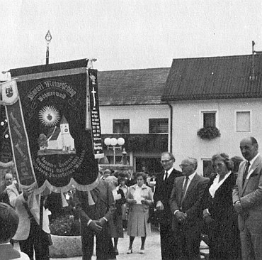 Při prvém příhraničním setkání Malontských ve Windhaagu v srpnu 1982 stojí třetí zprava před rodáckou farní korouhví