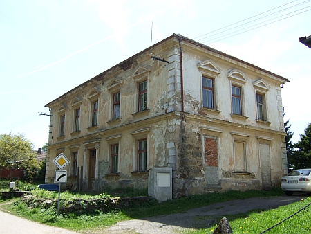 Neblahý stav školy v Bělé na snímcích z května 2009...