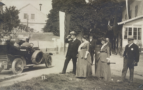 Snímek, zachycující jej při císařských manévrech roku 1913 v Chotovinách u Tábora,
 provází legitimace s vlastnoručním podpisem, kterou měl při nich na klopě