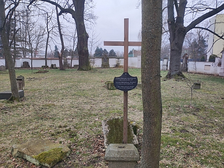 ... ale kříž na hrobu rodiny Stabernakovy byl obnoven (2024)