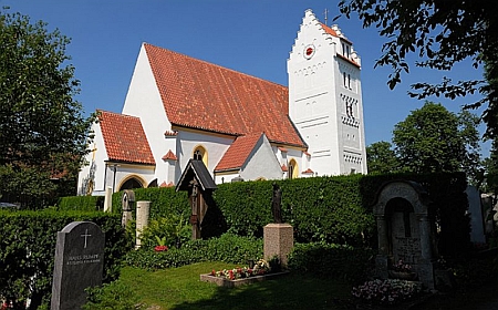Farní kostel sv. Martina a okolní hřbitov v obci Untermenzing, kde je pochována