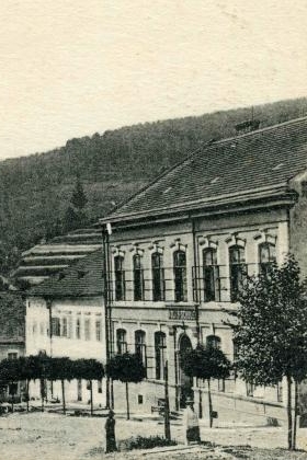 Rožmitálská škola na výřezu ze staré pohlednice