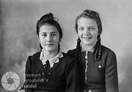 Ve fotobance Fotoateliéru Seidel lze najít tento snímek ze 7. ledna 1942, psaný na jméno a adresu Watzl Marie, Rosenthal 122 bei Kaplitz, jak nám dokládá podoba na snímku dalším, vlevo je ona ve svých 15 letech