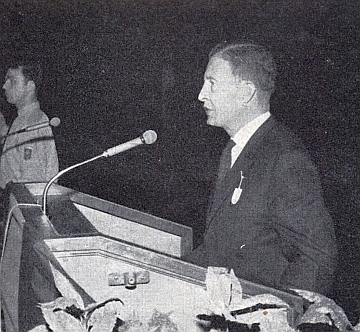 Tady hovoří na velkém setkání německých Šumavanů v Pasově 18. července roku 1961