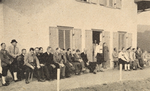 S Erichem Hansem a Adolfem Webingerem návštěvou na stanovém táboře na Třístoličníku v roce 1955, kdy se tu zúčastnil vysvěcení domu šumavské mládeže, jak to zachycuje snímek, kde sedí ve skupině nalevo druhý zprava vedle Webingera při Hansově zahajovacím projevu