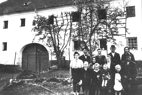 Rodina Stefflova před domem čp. 4 v Suši