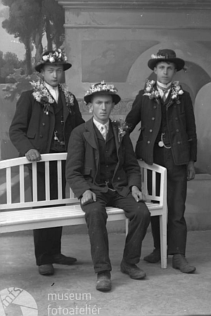 Tato fotografie rekrutů byla u Seidelů v červenci 1915 zapsána na jméno a adresu Steffl Math., Tusch 4