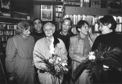 Na snímku z Berlína roku 1994 při představení knihy Eriky Fischerové "Aimée & Jaguar", zachycující osudy Lilly Wustové (stojící vpředu zprava Erica Fischerová, Erika Stegmannová, Lilly Wustová)