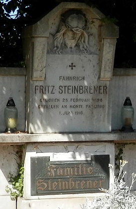 Rodinná hrobka na vimperském hřbitově, v jejímž čele je jméno bratra Friedricha, který padl na italské frontě jako dvacetiletý, 1. června 1916