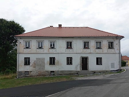 Kostel Nejsvětější Trojice a fara v Hodňově