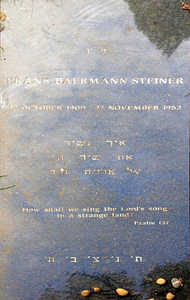 Náhrobní deska v židovské sekci oxfordského hřbitova Wolvercote Cemetery tu byl umístěna 19. října 2014, tedy 62 let po jeho skonu