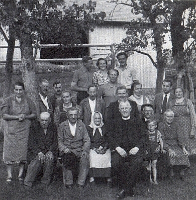 Mezi vyhnanci z Rožmitálu na Šumavě stojí ve třetí řadě druhá zleva jeho žena Walburga - snímek pochází z června 1951, kdy se sešli u svého někdejšího faráře Severina Gottsmicha