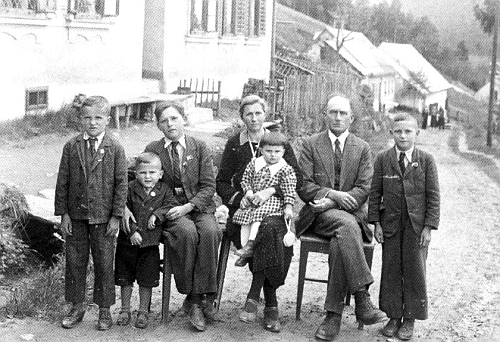Rodina Steingerova na snímku z roku 1940 před domem čp. 126 v Rožmitále na Šumavě