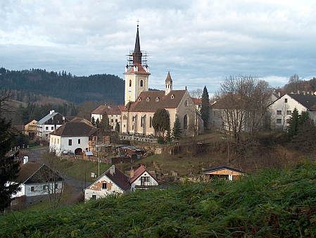 Rožmitál na Šumavě s kostelem sv. Šimona a Judy, o jehož obnovu se také zasloužil