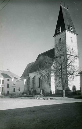 Kostel sv. Ondřeje v Rychnově nad Malší, kde byl pokřtěn, na pohlednici Josefa Wolfa