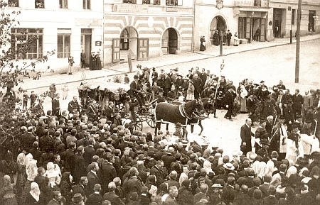 Záběr z jeho pohřbu v květnu 1909