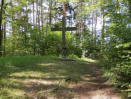 Kaple na začátku a kříž na konci křížové cesty ve Vimperku na vrchu Honigbüschel-Flur, založené Johannem Steinbrenerem roku 1877 a obnovené v roce 2001