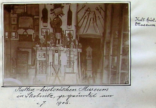 "Kulturně-historické muzeum" v Horní Stropnici, které tu založil roku 1906, tu záběrem ze svých sbírek sousedí na stránce školní kroniky se snímkem "trpasličí hrušně s mnoha sty ušlechtilých plodů" v ovocném sadě školy