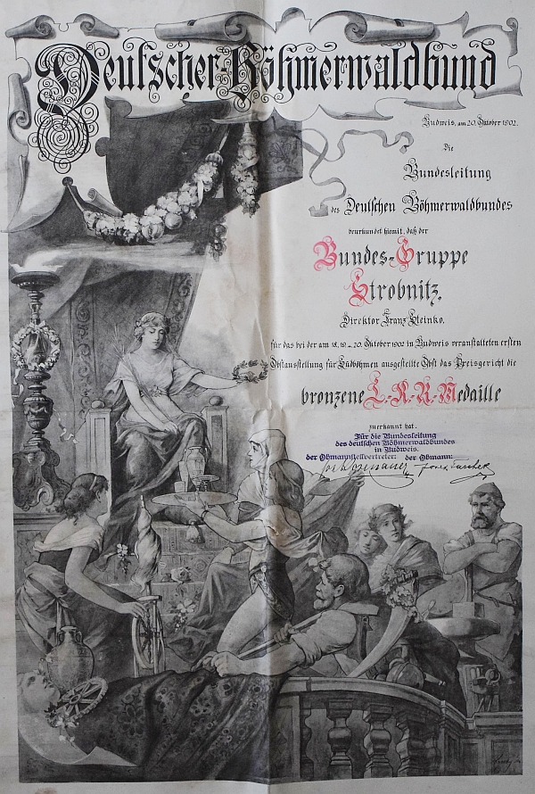 Tady mu Böhmerwaldbund uděluje bronzovou medaili za účast na českobudějovické výstavě ovoce roku 1902