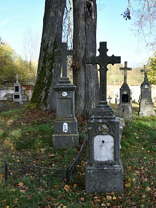 Podle Stefana Stipplera je jeho hrob na hřbitově v Křakově ten vlevo s křížem mezi stromy
