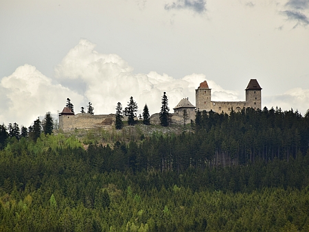 Hrad Kašperk a pohled z Pustého hrádku na krajinu kolem Kašperských Hor