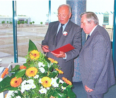 Gerhard Steppes-Michel (vpravo) při převzetí medaile Adalberta Stiftera v roce 2005 u příležitosti Sudetoněmeckého sněmu v bavorském Augšpurku