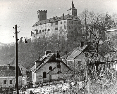 Synagoga z boku i průčelí na dvou snímcích z roku 1965