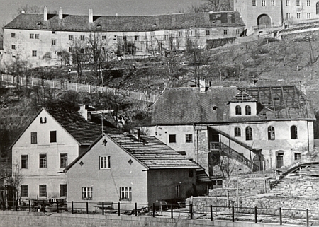 Synagoga z boku i průčelí na dvou snímcích z roku 1965