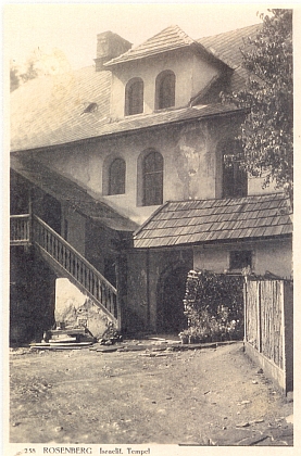 Synagoga v Rožmberku nad Vltavou kolem roku 1930 na pohlednici krumlovského fotografa Josefa Wolfa...