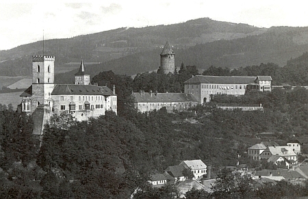 Pod hradním vrchem je tu zachycena rožmberská synagoga vpravo dole