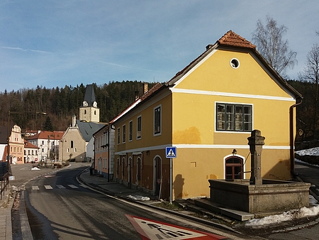 Dům čp. 82 v Rožmberku nad Vltavou (na horním snímku vpravo) na fotografiích z let 1940, 1960 a 2023