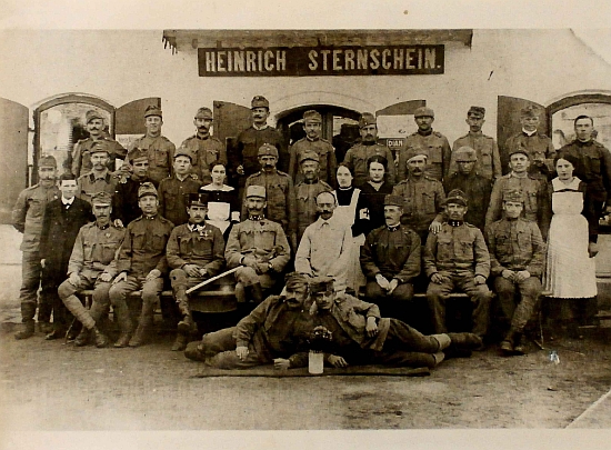 V době 1. světové války bylo v Rožmberku nad Vltavou několik lazeretů, tento snímek byl pořízen před obchodem Heinricha Sternscheina