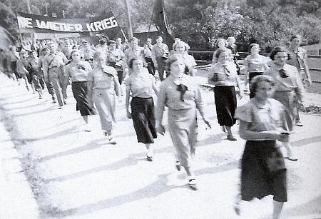 Tento snímek pořídil v Kladrubech u Stříbra v roce 1936 a zachytil na něm průvod mladých německých sociálních demokratů s nápisem na transparentu "Už nikdy válku" ("Nie wieder Krieg")
