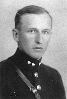 Policejní strážmistr Robert Rudolf Alexander von Steun jako obecní policista v obci Rdeněves (Wenussen) u Plzně roku 1935