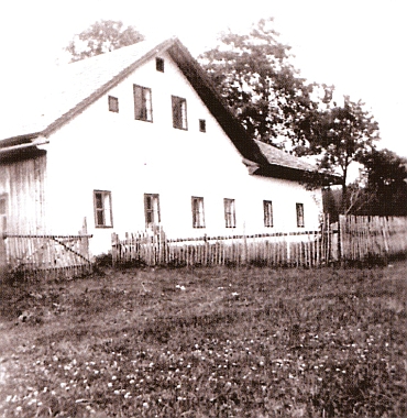 Lesovna na Pláních (Planie) u Nových Hutích, kde začínal, na jeho snímku z roku 1937