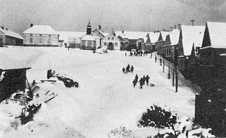 Semošická náves někdy kolem roku 1935, kdy se na ní sáňkovalo