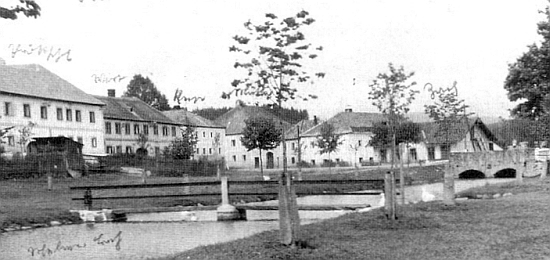 Dvě pohlednice z někdejší Hůrky, na nichž je na mostku patrná socha
 - ta horní je z ateliéru hornoplánského fotografa Johanna Mayera