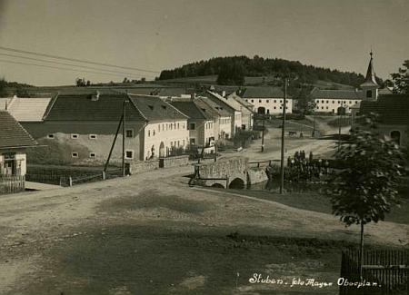 Dvě pohlednice z někdejší Hůrky, na nichž je na mostku patrná socha
 - ta horní je z ateliéru hornoplánského fotografa Johanna Mayera