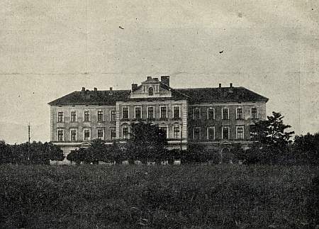 Budějovická německá lesnická škola, později umístěná na Pražské třídě (viz snímek nahoře), sdílela původně se zemědělskou školou prostory budovy v ulici Na Sádkách...