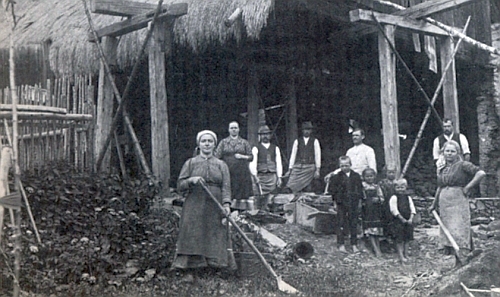 Stavba stodoly při Hoferových statku v roce 1920, tedy 3 roky předtím, než se Rosamunde narodila - matka Theresie stojí druhá zleva,
 otec Leopold úplně vpravo za děvečkou, vpředu jsou čtyři Rosamundini starší sourozenci - viz níže archy ze sčítání lidu