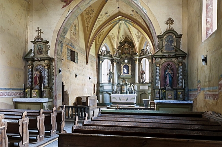 Interiér bukoveckého kostela Nanebevzetí Panny Marie a fara v Bukovci (někdejší budova zámku z 18. století)