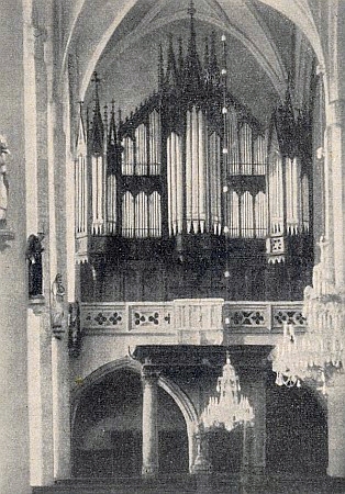 Staré barokní varhany ve svatovítském kostele v Českém Krumlově a novogotické, které je nahradily