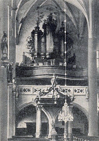 Staré barokní varhany ve svatovítském kostele v Českém Krumlově a novogotické, které je nahradily